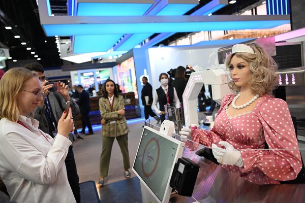 Visitors at the stand with the robot barmaid Dunyasha at the exhibition of the XXV St. Petersburg International Economic Forum. - Sputnik International