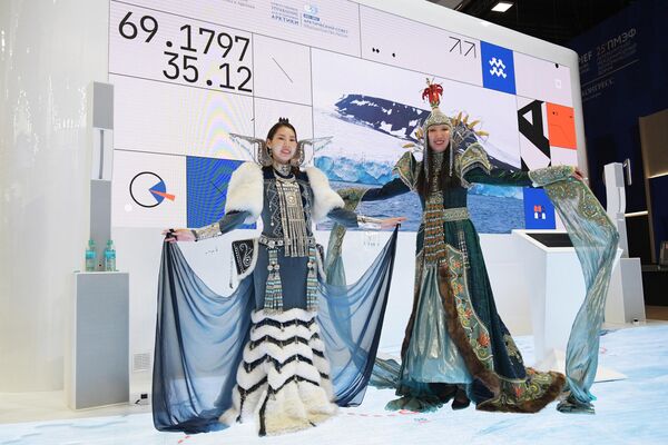 Girls in national costumes at the stand of the Russian Ministry for the Development of the Far East at the exhibition of the XXV St. Petersburg International Economic Forum. - Sputnik International