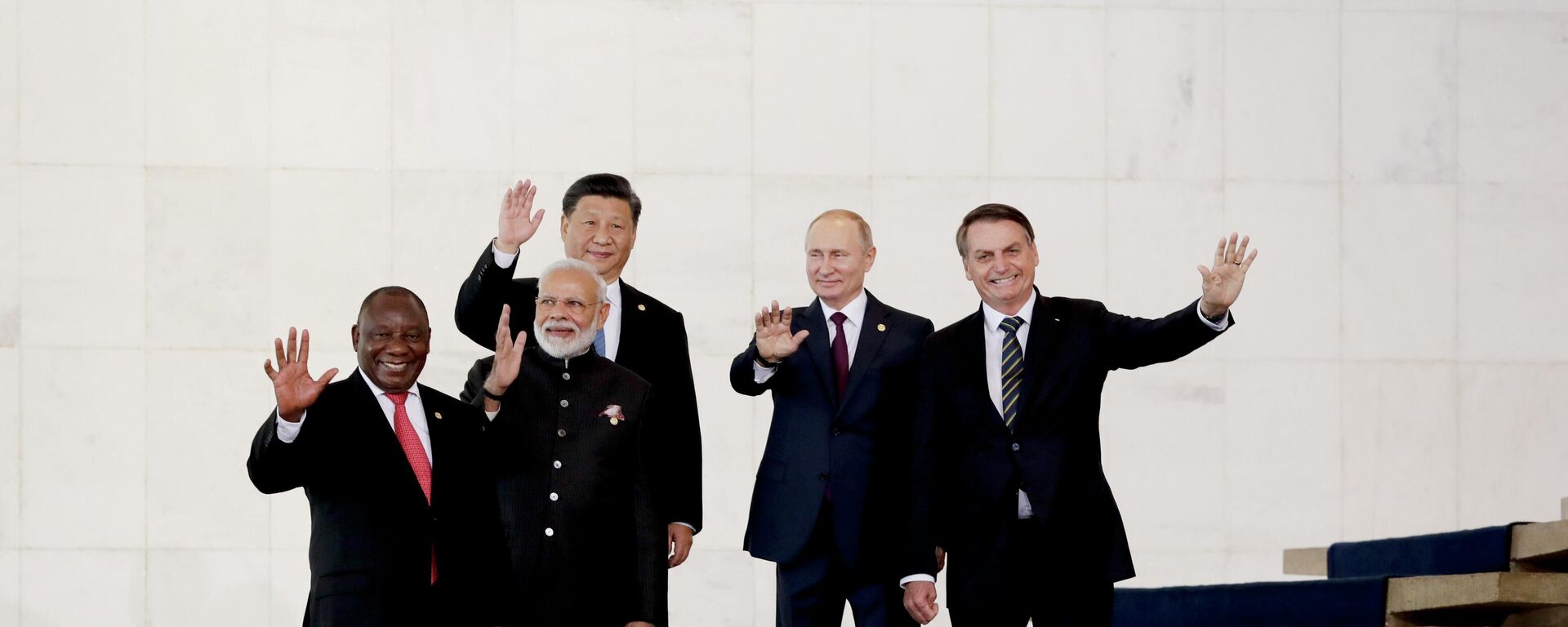 From left to right, South Africa's President Cyril Ramaphosa, India's Prime Minister Narendra Modi, China's President Xi Jinping, Russia's President Vladimir Putin and Brazil's President Jair Bolsonaro wave to photographers during the BRICS emerging economies summit at the Itamaraty palace in Brasilia, Brazil, Thursday, Nov. 14, 2019 - Sputnik International, 1920, 16.06.2022