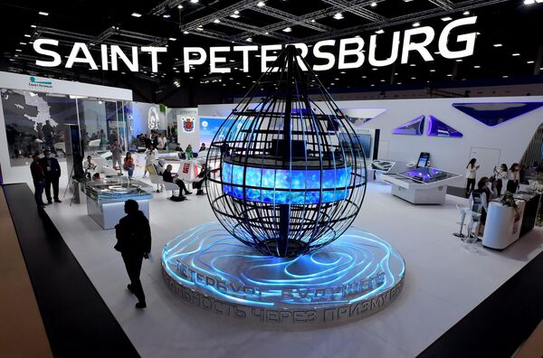 Participants visit the Saint Petersburg International Economic Forum (SPIEF), at the ExpoForum convention and exhibition centre. - Sputnik International