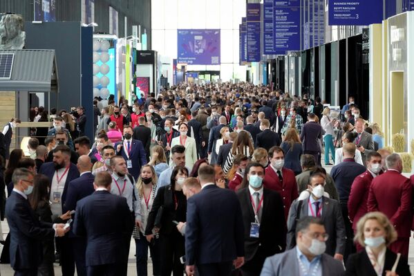 Participants walk in a hall at the St. Petersburg International Economic Forum. - Sputnik International