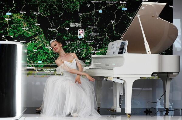 A ballet dancer sitting at the piano during the St. Petersburg International Economic Forum. - Sputnik International