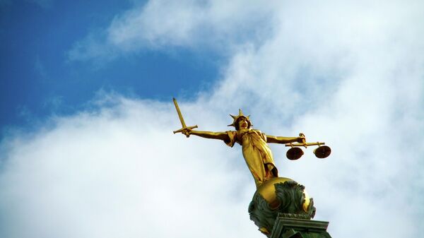 Gilded statue of 'The Scales of Justice' atop the Old Bailey court in London - Sputnik International