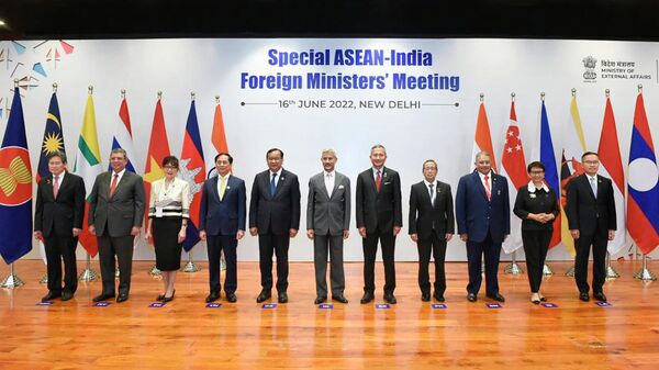 In this photo provided by Indian Foreign Minister S. Jaishankar's Twitter handle, Jaishankar, center, stands with Southeast Asian foreign ministers at the start of a meeting in New Delhi, India, Thursday, June 16, 2022 - Sputnik International