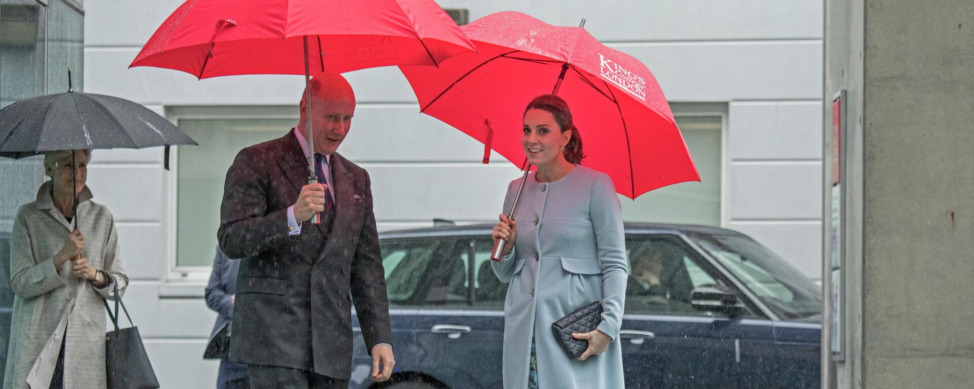 Britain's Princess Kate The Duchess of Cambridge is met in the rain by King's College Chairman Sir Christopher Geidt - Sputnik International, 1920, 18.06.2022