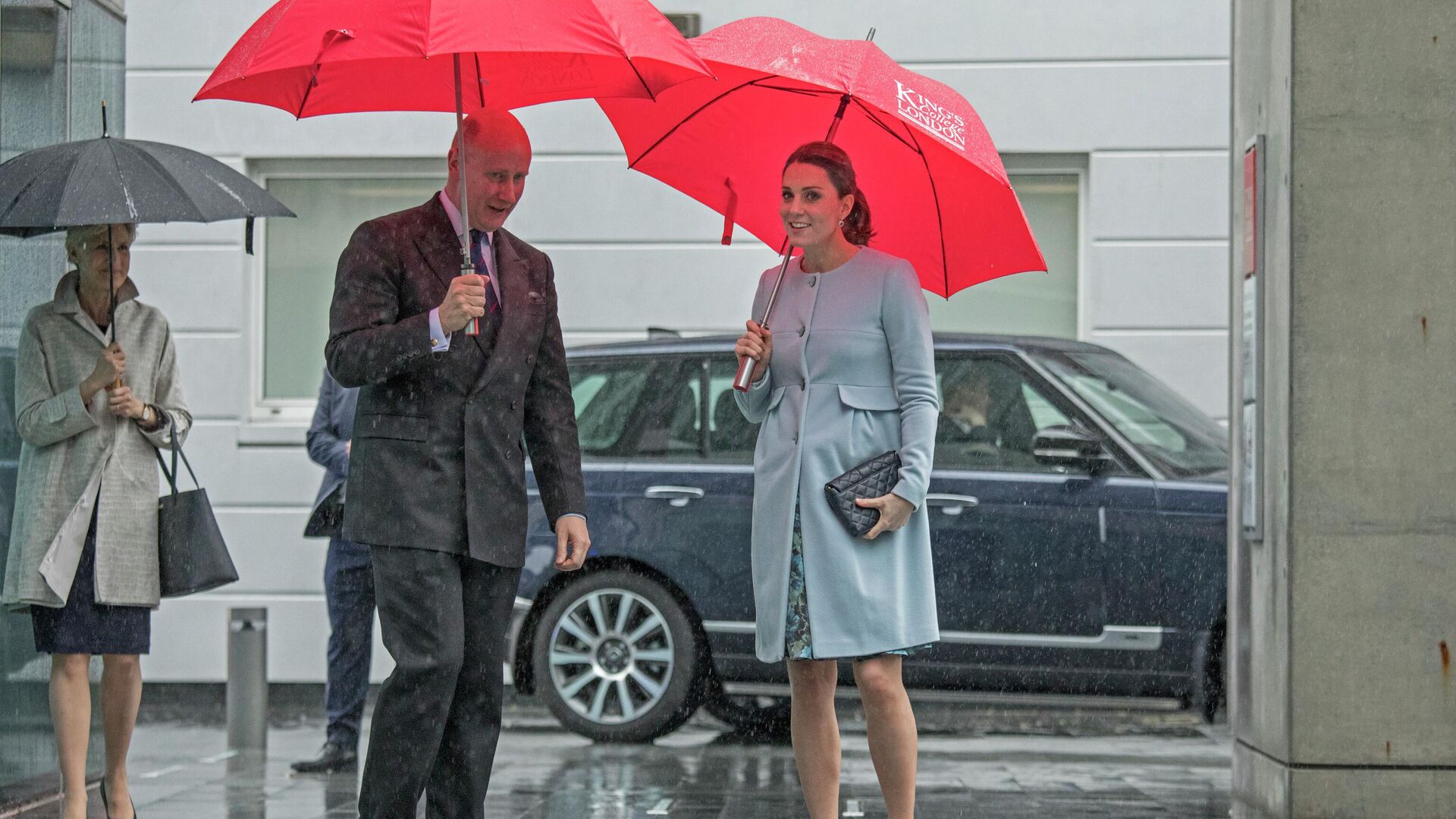Britain's Princess Kate The Duchess of Cambridge is met in the rain by King's College Chairman Sir Christopher Geidt - Sputnik International, 1920, 18.06.2022