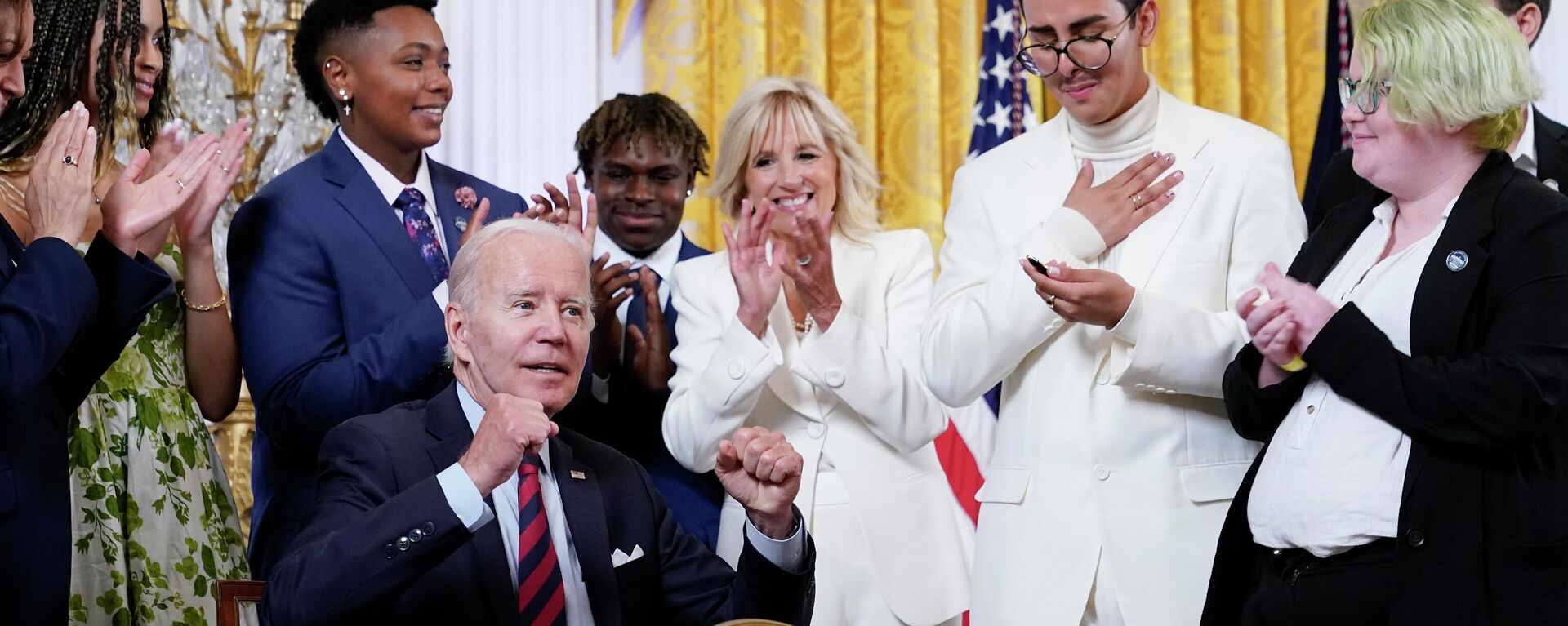President Joe Biden celebrates after signing an executive order at an event to celebrate Pride Month in the East Room of the White House, Wednesday, June 15, 2022, in Washington. (AP Photo/Patrick Semansky) - Sputnik International, 1920, 16.06.2022