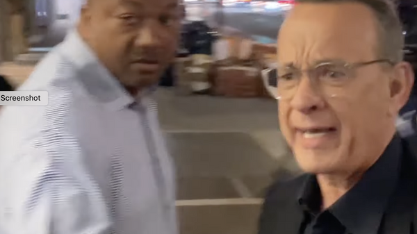 Tom Hanks Yells at Fans  - Sputnik International