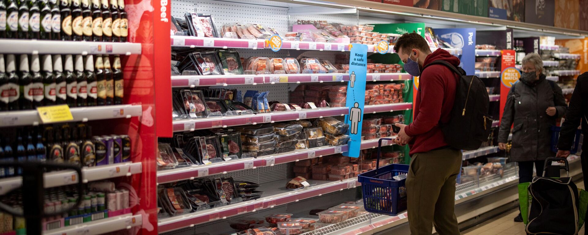 A customer shops for meat at a Sainsbury's supermarket in Walthamstow, east London on February 13, 2022 - Sputnik International, 1920, 17.06.2022