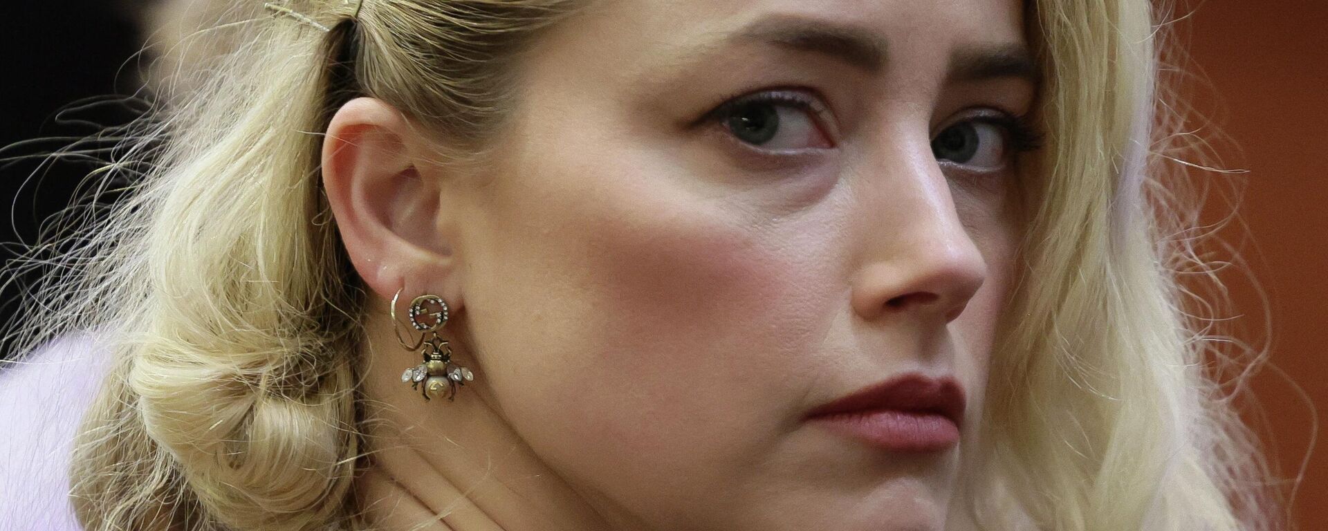 (FILES) In this file photo taken on June 01, 2022 Actor Amber Heard waits before the jury said that they believe she defamed ex-husband Johnny Depp while announcing split verdicts in favor of both her ex-husband Johnny Depp and Heard on their claim and counter-claim in the Depp v. Heard civil defamation trial at the Fairfax County Circuit Courthouse in Fairfax, Virginia - Sputnik International, 1920, 13.07.2022