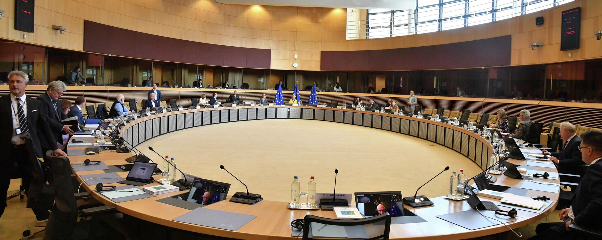 European Commission President Ursula von der Leyen, center, chairs a meeting of the College of Commissioners at EU headquarters in Brussels, Friday, June 17, 2022 - Sputnik International, 1920, 17.06.2022