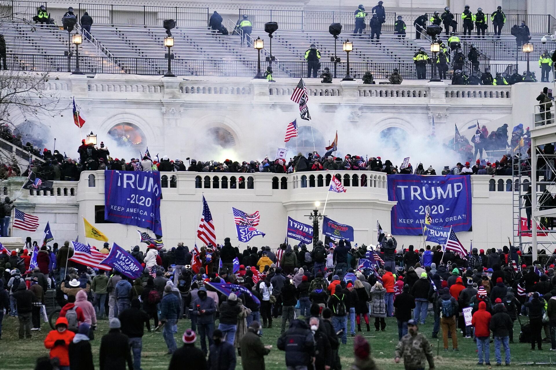Protesters, loyal to President Donald Trump, storm the Capitol in Washington on Jan. 6, 2021.  - Sputnik International, 1920, 01.09.2022