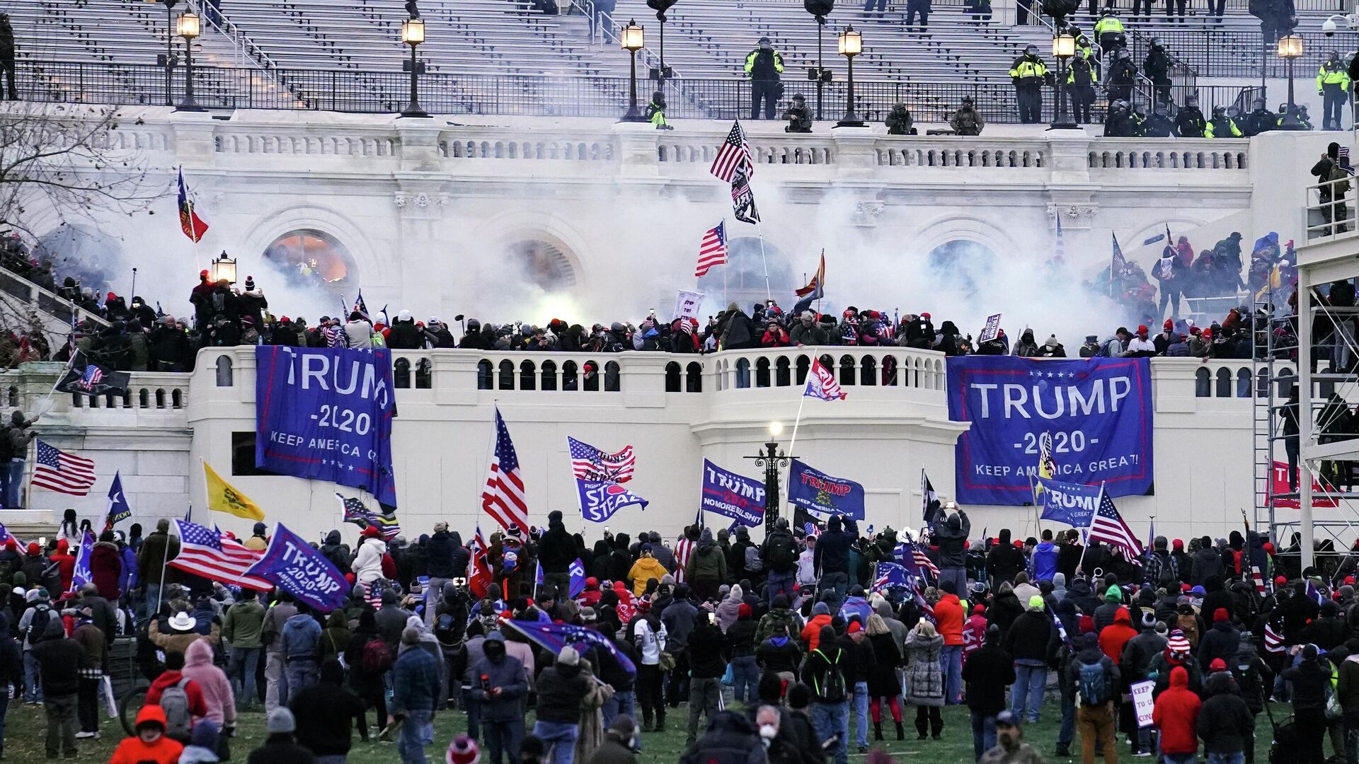 FILE - Violent protesters, loyal to President Donald Trump, storm the Capitol in Washington on Jan. 6, 2021. A man who identified himself as a believer in the QAnon conspiracy theory was sentenced on Wednesday, Jan. 26, 2022, to three years and eight months in prison for assaulting police officers at the Capitol during last year's riot. Nicholas Languerand called himself a patriot, but the judge who sentenced him said the rioters who invaded the Capitol on Jan. 6, 2021, don't deserve that description. (AP Photo/John Minchillo, File) - Sputnik International, 1920, 29.06.2022
