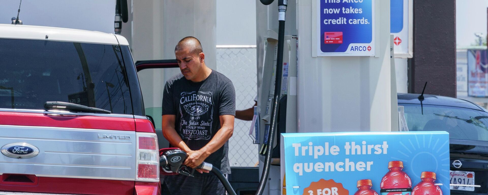 A motorist pumps gasoline at an ARCO gas station in Los Angeles, Sunday, June 12, 2022 - Sputnik International, 1920, 17.06.2022