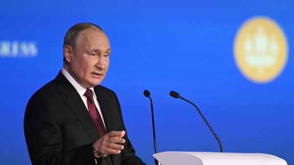 Russian President Vladimir Putin speaking at St. Petersburg International Economic Forum (SPIEF) 2022 - Sputnik International