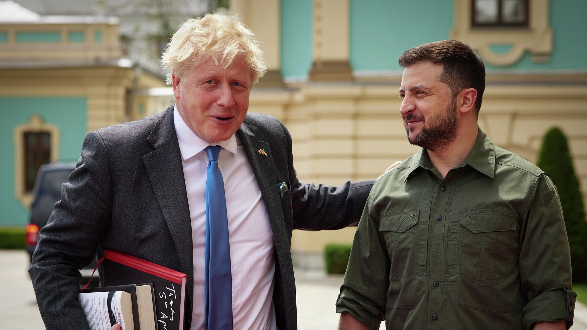 In this image provided by the Ukrainian Presidential Press Office, Ukrainian President Volodymyr Zelenskyy, right, and Britain's Prime Minister Boris Johnson, ahead of their meeting in Kyiv, Ukraine, Friday, June 17, 2022. (Ukrainian Presidential Press Office via AP) - Sputnik International, 1920, 20.06.2022