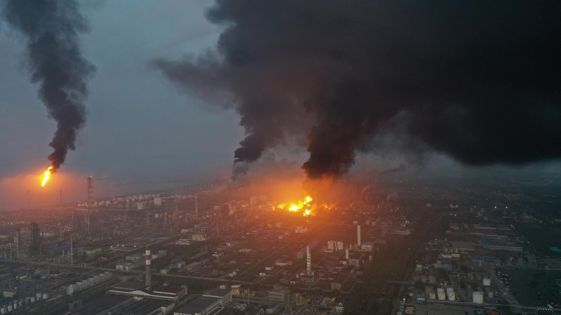 This aerial photo taken on June 18, 2022 shows a large fire at a Sinopec Shanghai Petrochemical plant in outlying Jinshan district of Shanghai.  - Sputnik International, 1920, 18.06.2022