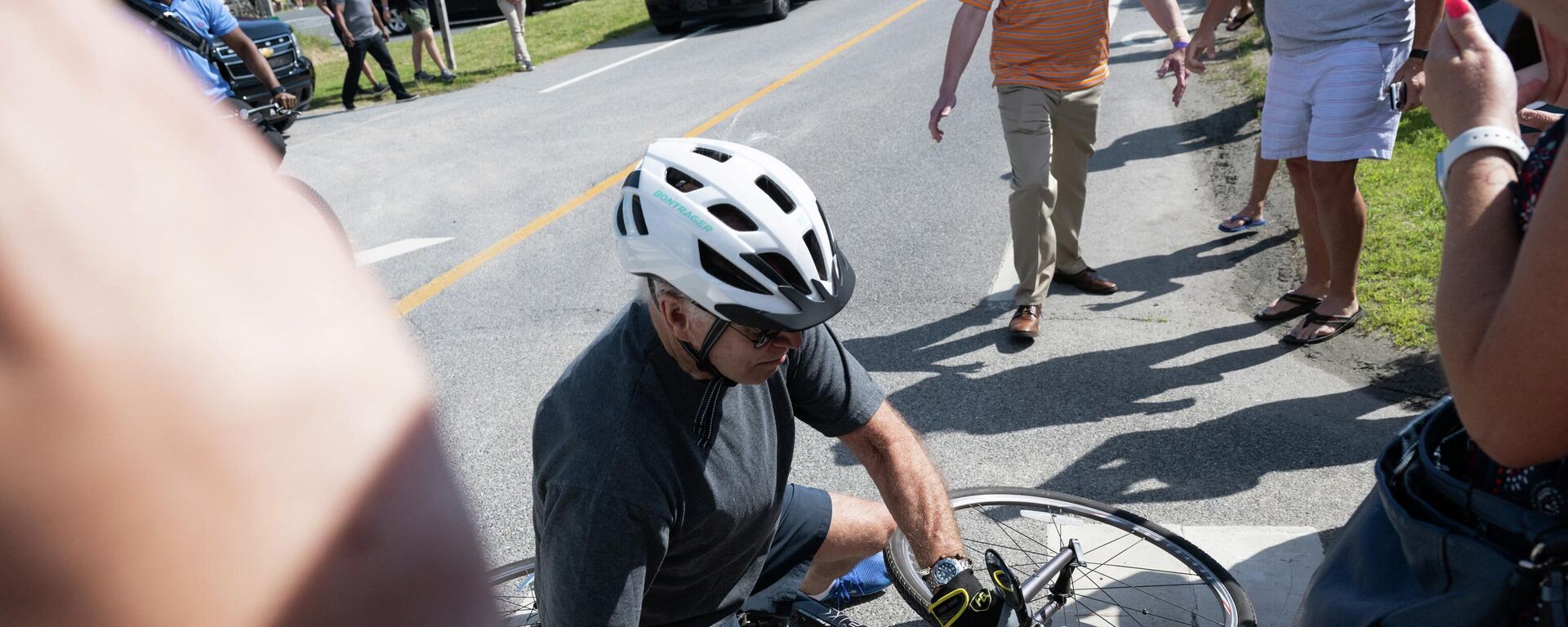 US President Joe Biden falls off his bicycle as he approaches well-wishers following a bike ride at Gordon's Pond State Park in Rehoboth Beach, Delaware, on June 18, 2022 - Sputnik International, 1920, 18.06.2022