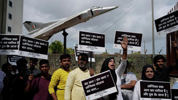 Congress party workers protest against against a new short-term government recruitment scheme for the military, in Mumbai, India, Saturday, June 18, 2022.  - Sputnik International