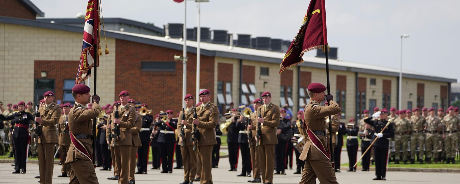 Paras during a ceremony, attended by Britain's Prince Charles, to present new colours to the Parachute Regiment at Merville Barracks in Colchester, England, Tuesday July 13, 2021. - Sputnik International, 1920, 18.06.2022