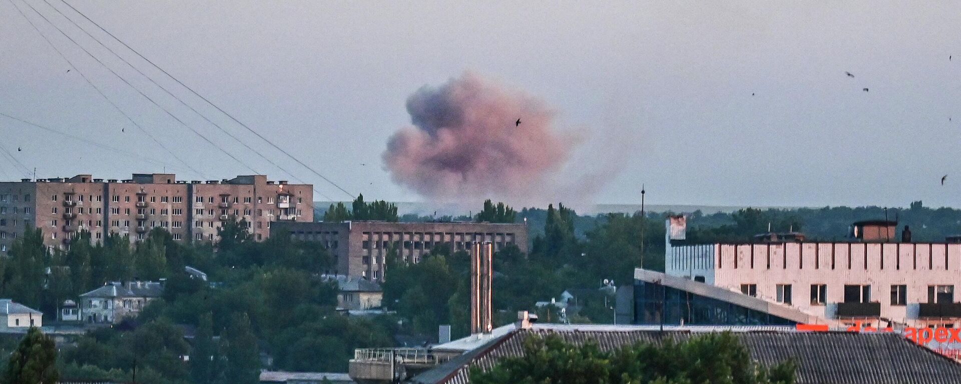 Smoke rises after shelling in Donetsk, amid the ongoing Russian special military operation in Ukraine, on 13 June, 2022. - Sputnik International, 1920, 10.07.2022