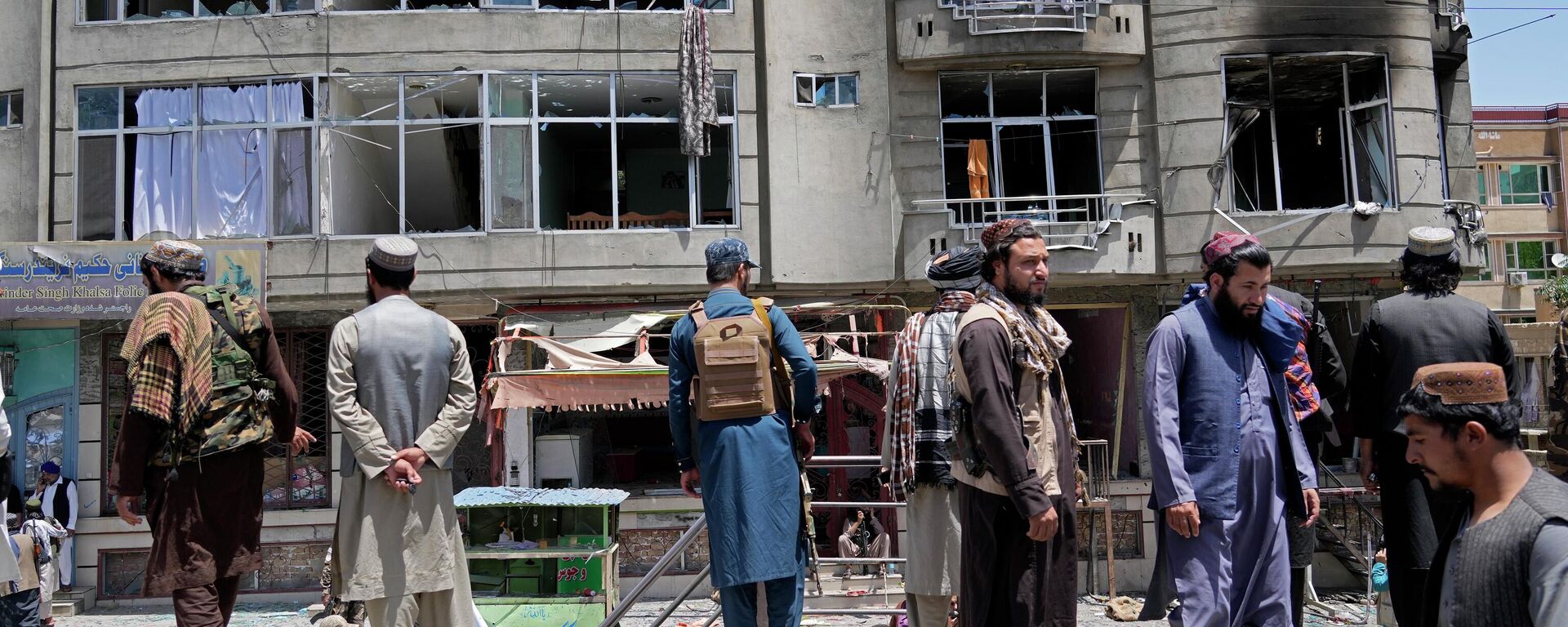 Taliban fighters stand guard at the site of an explosion in front of a Sikh temple in Kabul, Afghanistan, Saturday, June 18, 2022. Several explosions and gunfire ripped through the temple in Afghanistan's capital. (AP Photo/Ebrahim Noroozi) - Sputnik International, 1920, 14.08.2022