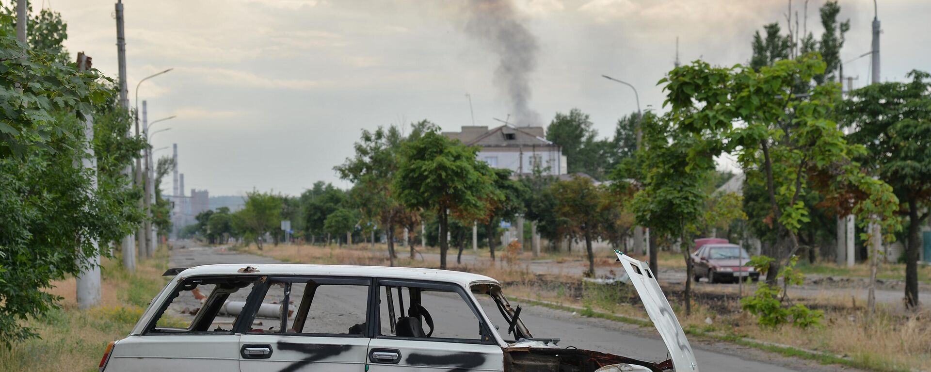 Smoke rises above the territory of the Azot chemical plant in Severodonetsk, 18 June 2022 - Sputnik International, 1920, 19.06.2022
