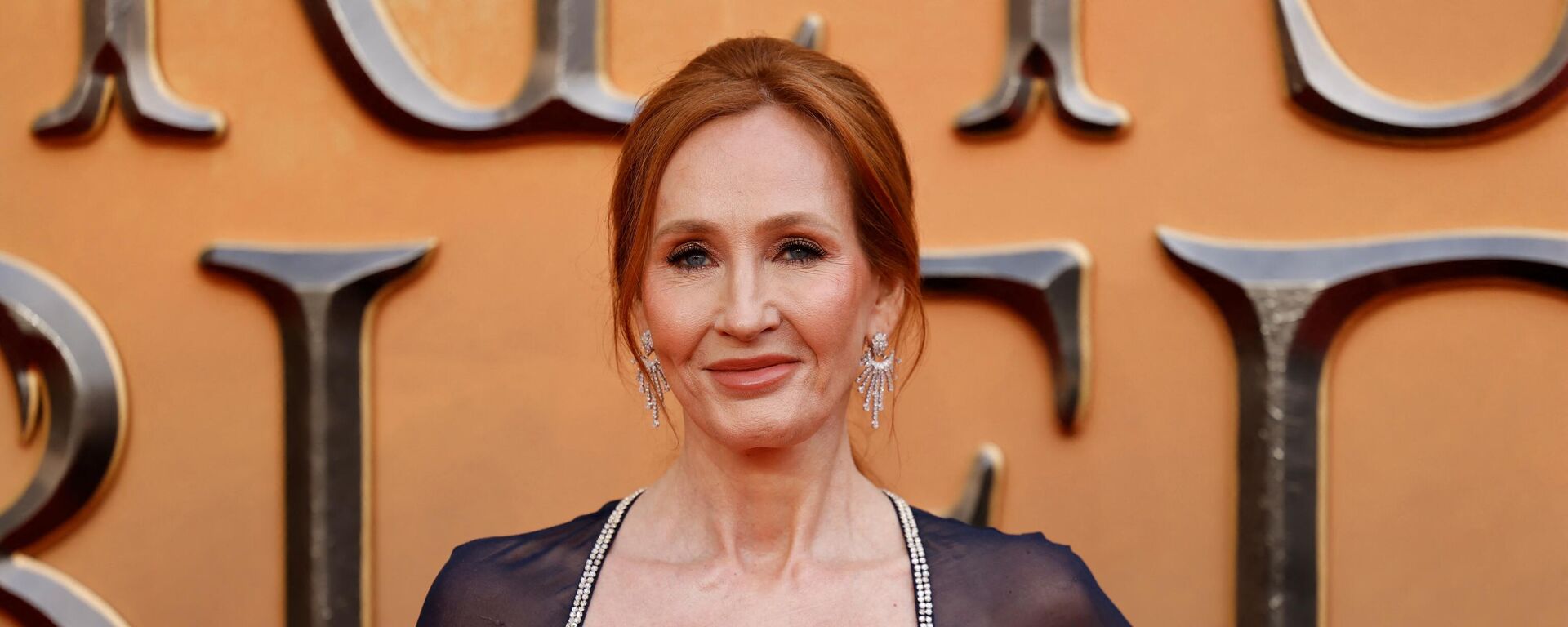 British writer J.K Rowling poses on the red carpet after arriving to attend the World Premiere of the film Fantastic Beasts: The Secrets of Dumbledore in London on March 29, 2022. - Sputnik International, 1920, 19.06.2022