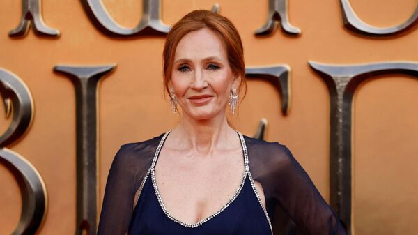 British writer J.K Rowling poses on the red carpet after arriving to attend the World Premiere of the film Fantastic Beasts: The Secrets of Dumbledore in London on March 29, 2022. - Sputnik International