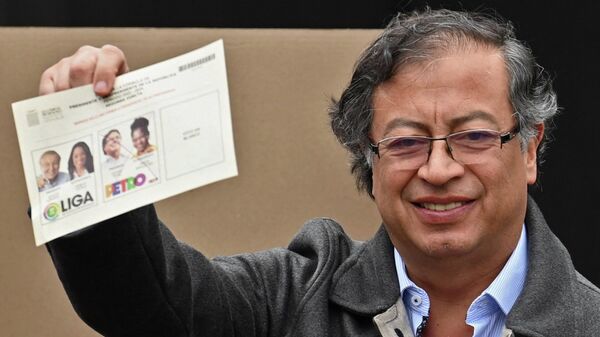 Colombian left-wing presidential candidate Gustavo Petro shows his ballot as he votes during the presidential runoff election in Bogota, on June 19, 2022 - Sputnik International