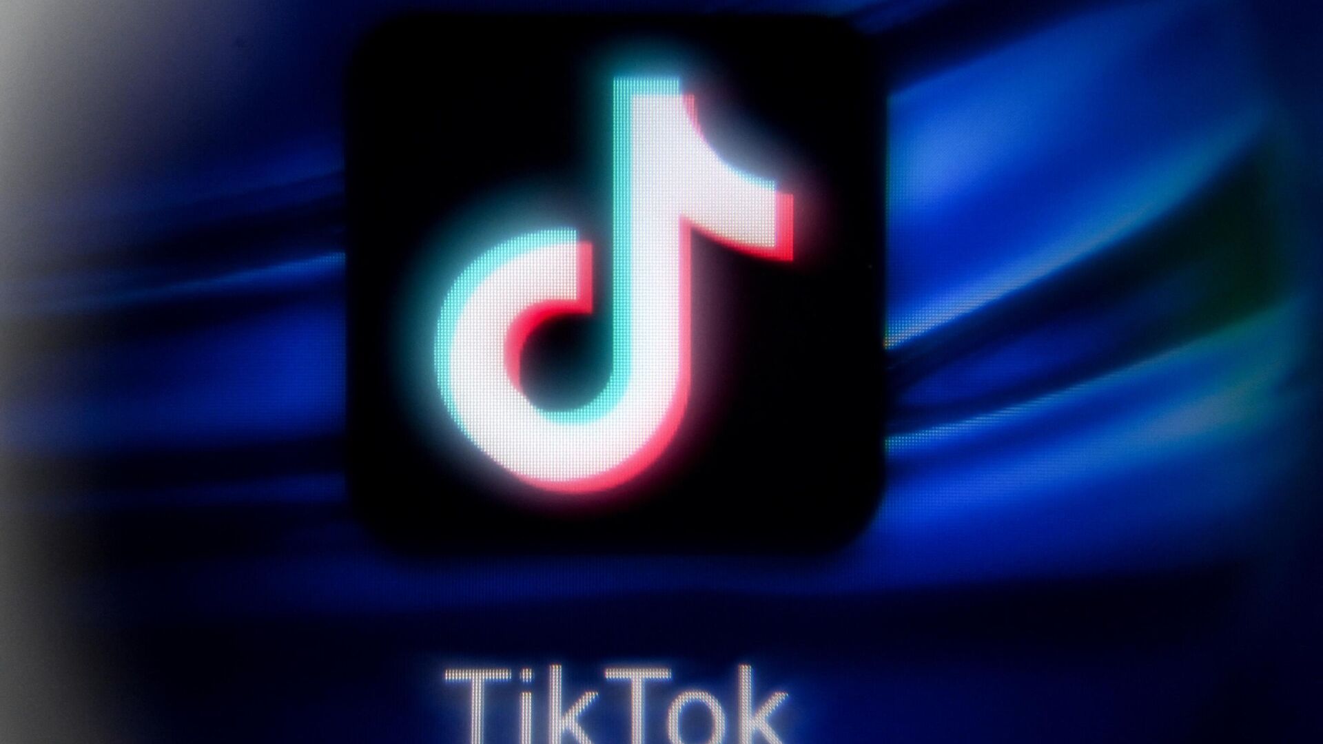 This picture taken in Moscow on November 11, 2021 shows the Chinese social networking service TikTok's logo on a tablet screen. - Sputnik International, 1920, 20.06.2022