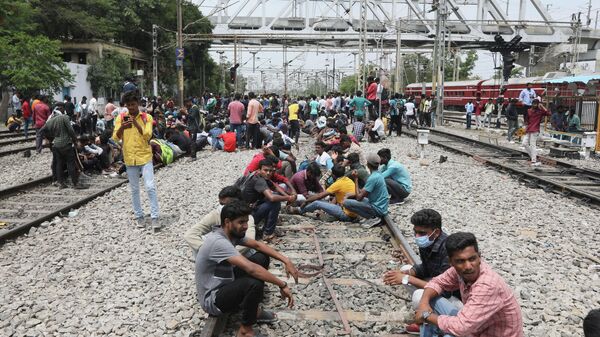 Protesters sit on railway tracks at Secundrabad railroad station in Hyderabad, India, Friday, June 17, 2022 - Sputnik International