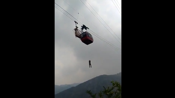 Eleven tourists got stranded in a cable car that got stuck mid-air due to a technical glitch in India's Himachal Pradesh state on June 20, 2022 - Sputnik International