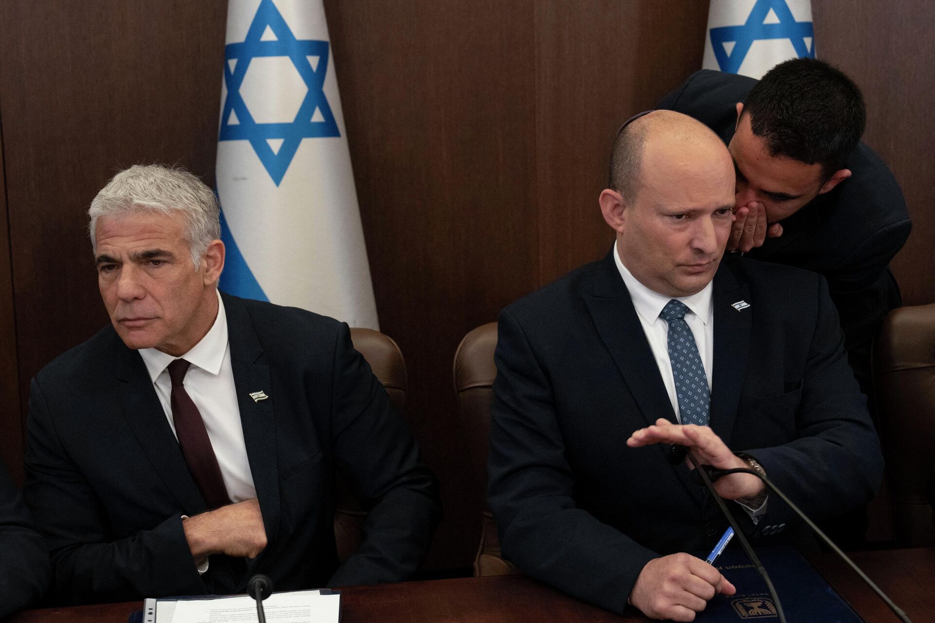 Israeli Prime Minister Naftali Bennett (R) listens to an aide as Foreign Minister Yair Lapid looks on during the weekly cabinet meeting in Jerusalem, on May 8, 2022 - Sputnik International, 1920, 10.07.2022