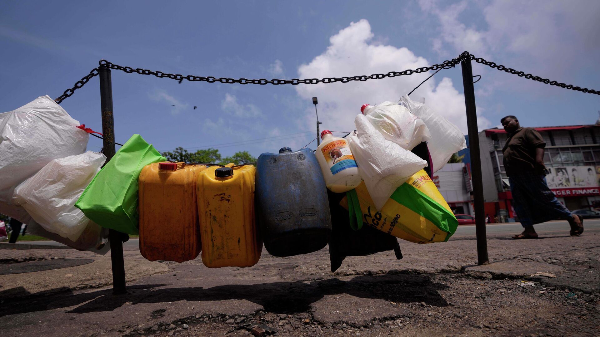 Empty vessels are tied up in a line to secure positions of a queue for buying kerosine oil outside a fuel station in Colombo, Sri Lanka, Sunday, June 5, 2022. - Sputnik International, 1920, 20.06.2022