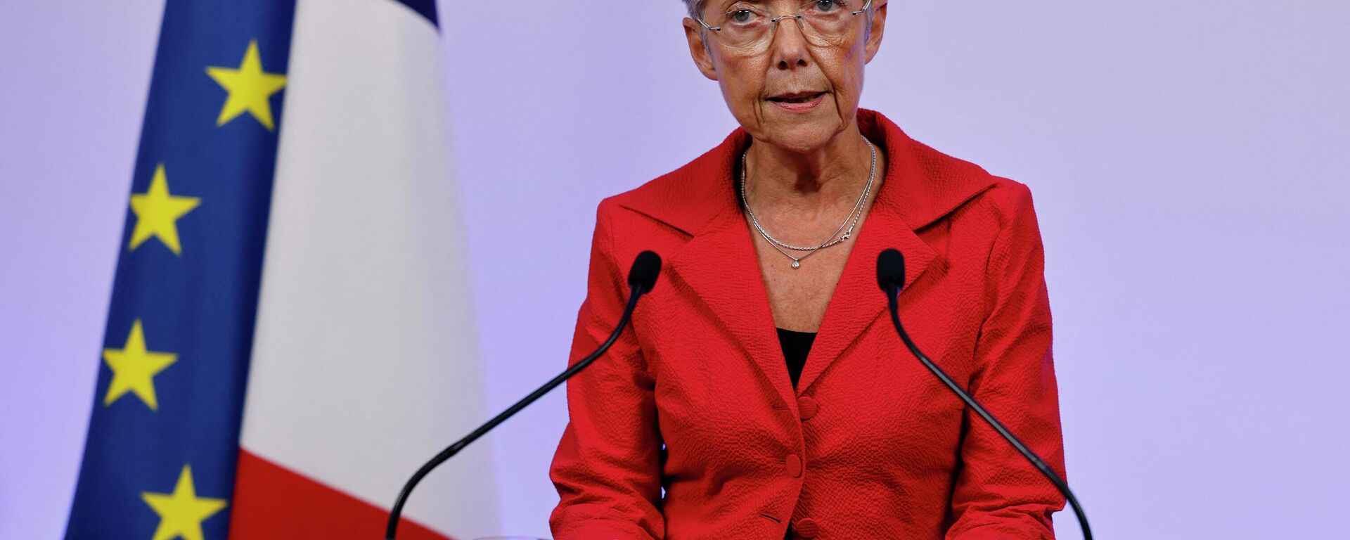 France's Prime Minister Elisabeth Borne gives a speech after the first results of the parliamentary elections at Matignon in Paris on June 19, 2022. - Sputnik International, 1920, 20.06.2022