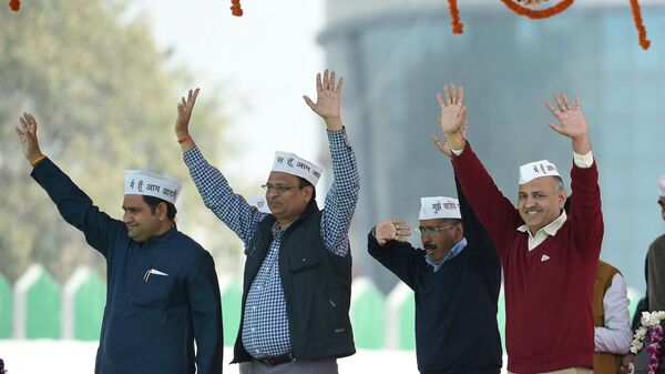 Aam Aadmi Party (AAP) president Arvind Kejriwal (2R) and fellow AAP ministers Asim Ahmed Khan (L), Satyendra Jain (2L) and Manish Sisodia greet supporters during Kejriwal's swearing-in ceremony as Delhi chief minister in New Delhi on February 14, 2015. - Sputnik International