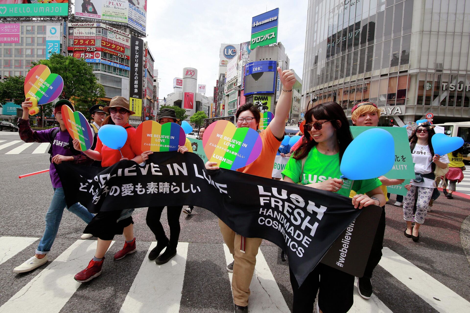 People march with rainbow-colored and heart-shaped posters and a banner during the Tokyo Rainbow Pride parade celebrating the lesbian, gay, bisexual, and transgender and queer or questioning (LGBTQ) community in Tokyo's Shibuya district, May 7, 2017. Japan's capital has announced Tuesday, May 10, 2022, it will start recognizing same-sex partnerships to ease the burdens faced by residents in their daily lives, but the unions will not be considered legal marriages. - Sputnik International, 1920, 20.06.2022