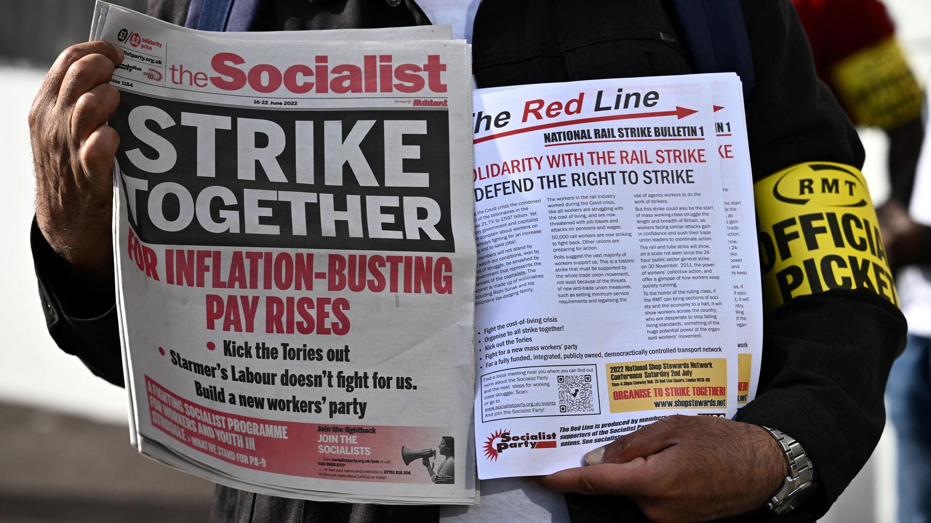 Pamphlets and newspapers are distributed at a picket line outside Waterloo Station in London on June 21, 2022 as the biggest rail strike in over 30 years hits the UK - Sputnik International, 1920, 21.06.2022