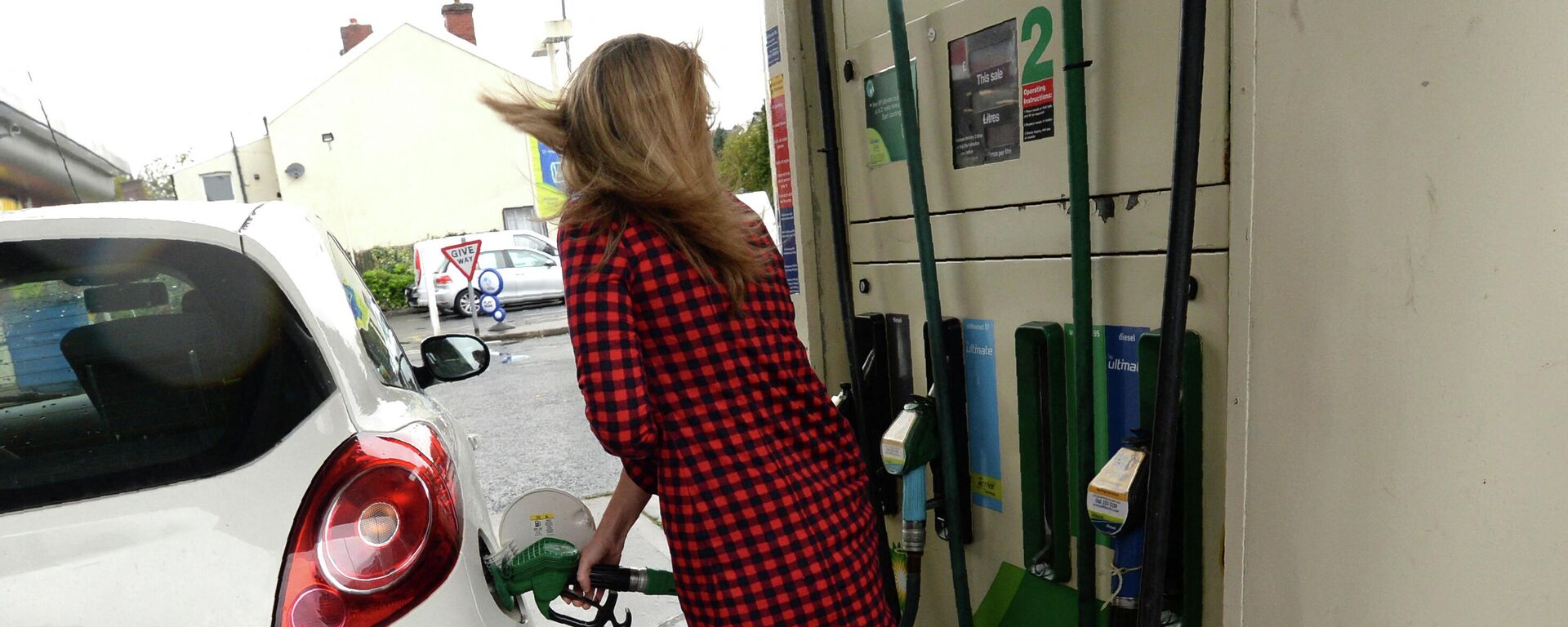 A woman refuels a car with petrol at a petrol station in Manchester, north-west England (File) - Sputnik International, 1920, 21.06.2022