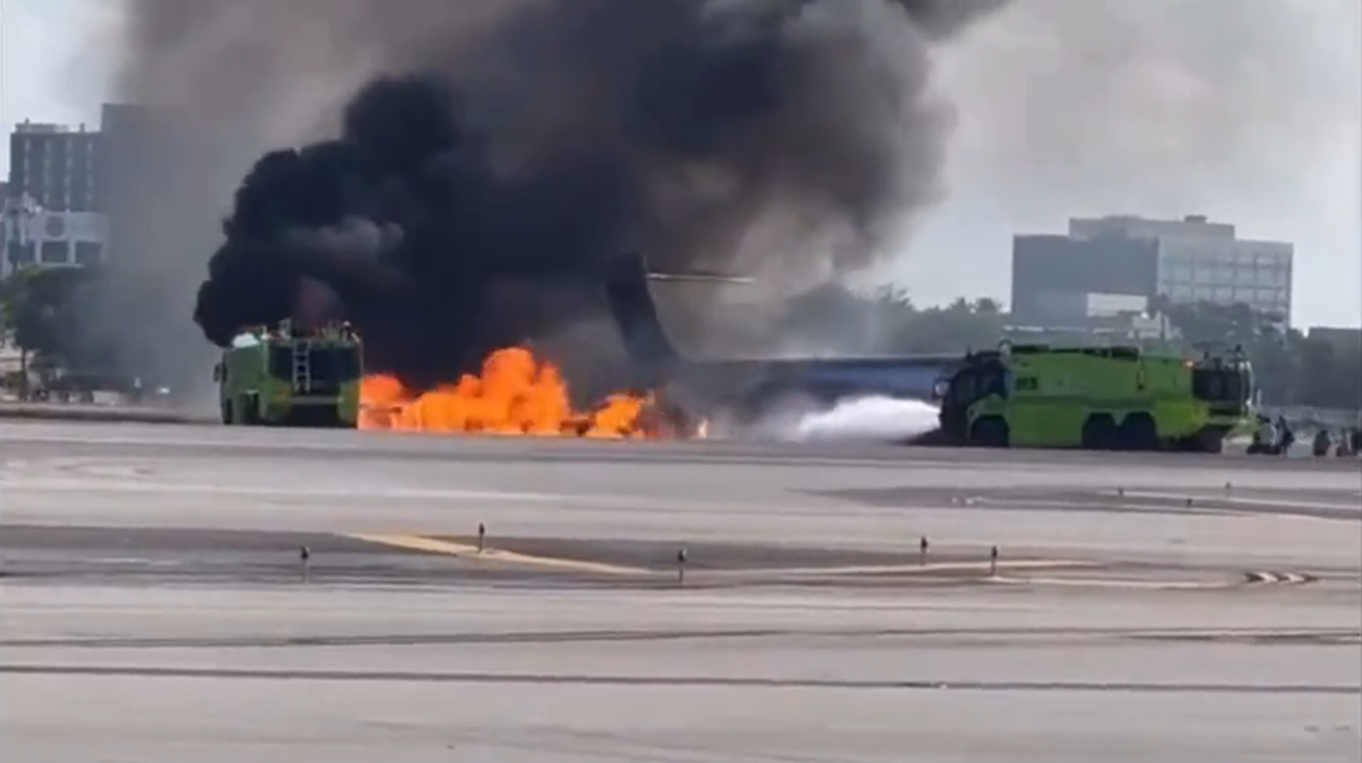 A Red Air flight arriving at Florida's Miami International Airport from the Dominican Republic caught fire late Tuesday after a landing gear malfunction. Three travelers were transported to a local hospital for minor injuries.  - Sputnik International, 1920, 26.08.2022