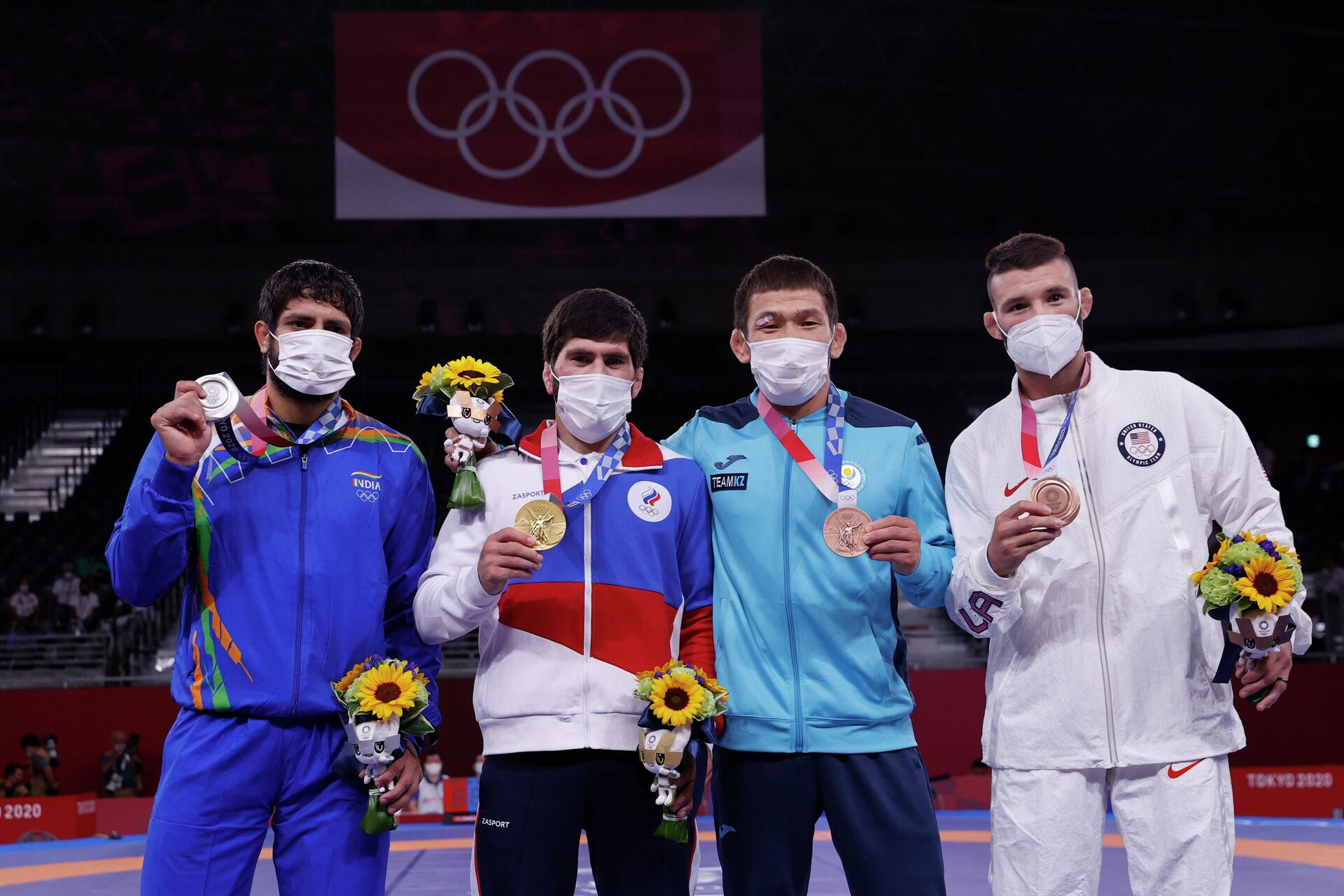 Silver medalist India's Kumar Ravi, gold medalist Russia's Zavur Uguev, bronze medalist Kazakhstan's Nurislam Sanayev and bronze medalist USA's Thomas Patrick Gilman pose with their medals after the men's freestyle 57kg wrestling competition of the Tokyo 2020 Olympic Games at the Makuhari Messe in Tokyo on August 5, 2021 - Sputnik International, 1920, 22.06.2022