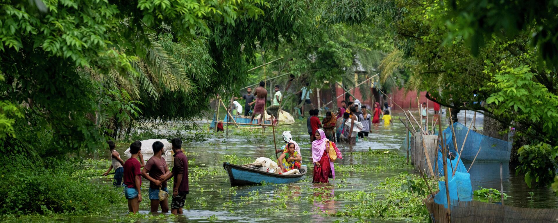 Flood-affected people move towards safer grounds from marooned Tarabari village, west of Gauhati, in the northeastern Indian state of Assam, Monday, June 20, 2022 - Sputnik International, 1920, 04.07.2022