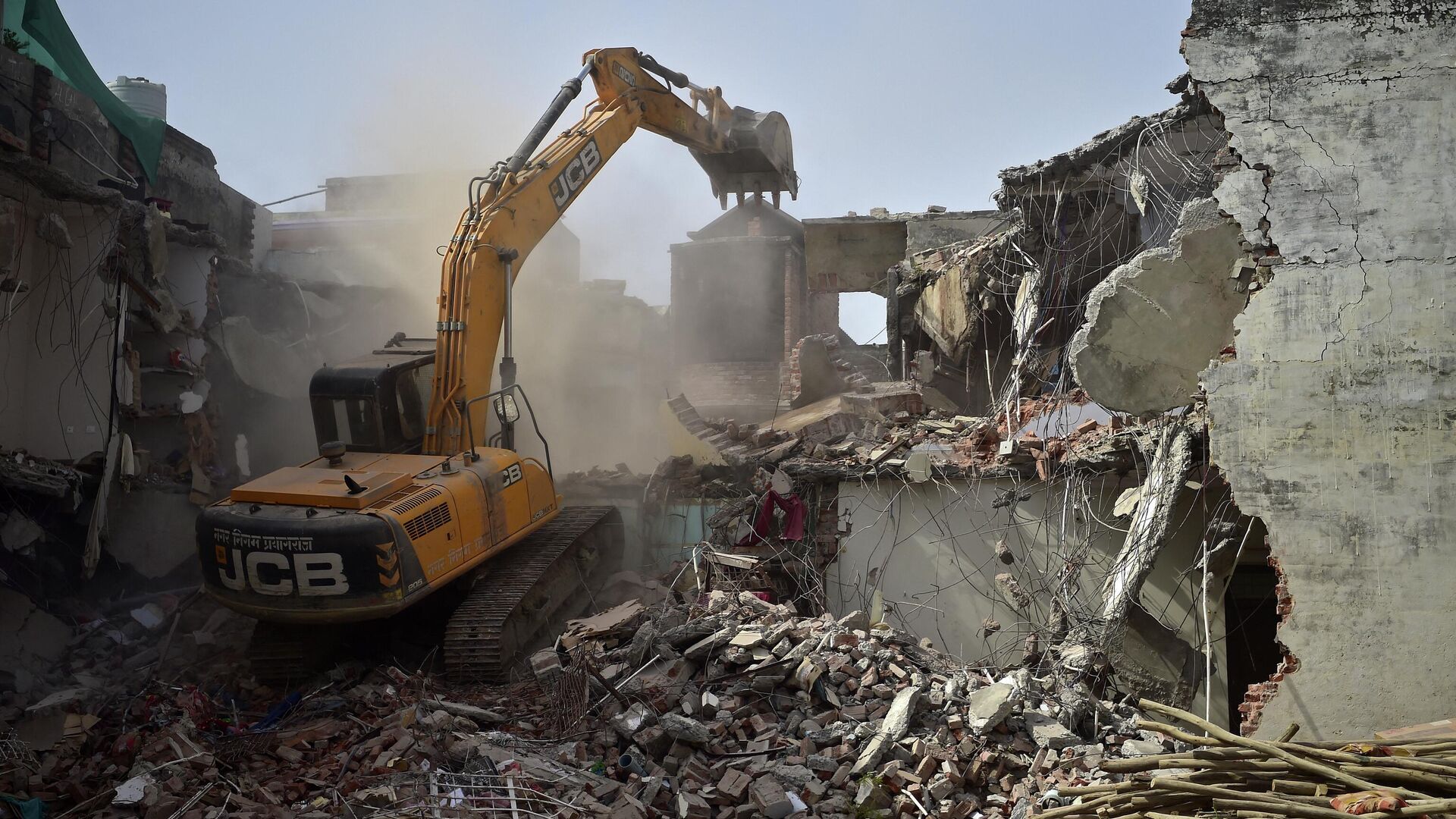 A bulldozer is being used to demolish the illegal structures of the residence of Javed Ahmed, a local leader who was allegedly involved in the recent violent protests against Bharatiya Janata Party (BJP) former spokeswoman Nupur Sharma's incendiary remarks about Prophet Mohammed, in Allahabad on June 12, 2022 - Sputnik International, 1920, 22.06.2022