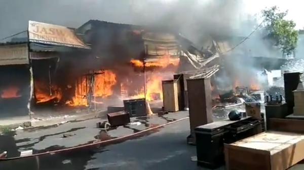 A massive fire at a furniture market in Sector 53 and 54 of Chandigarh, India - Sputnik International