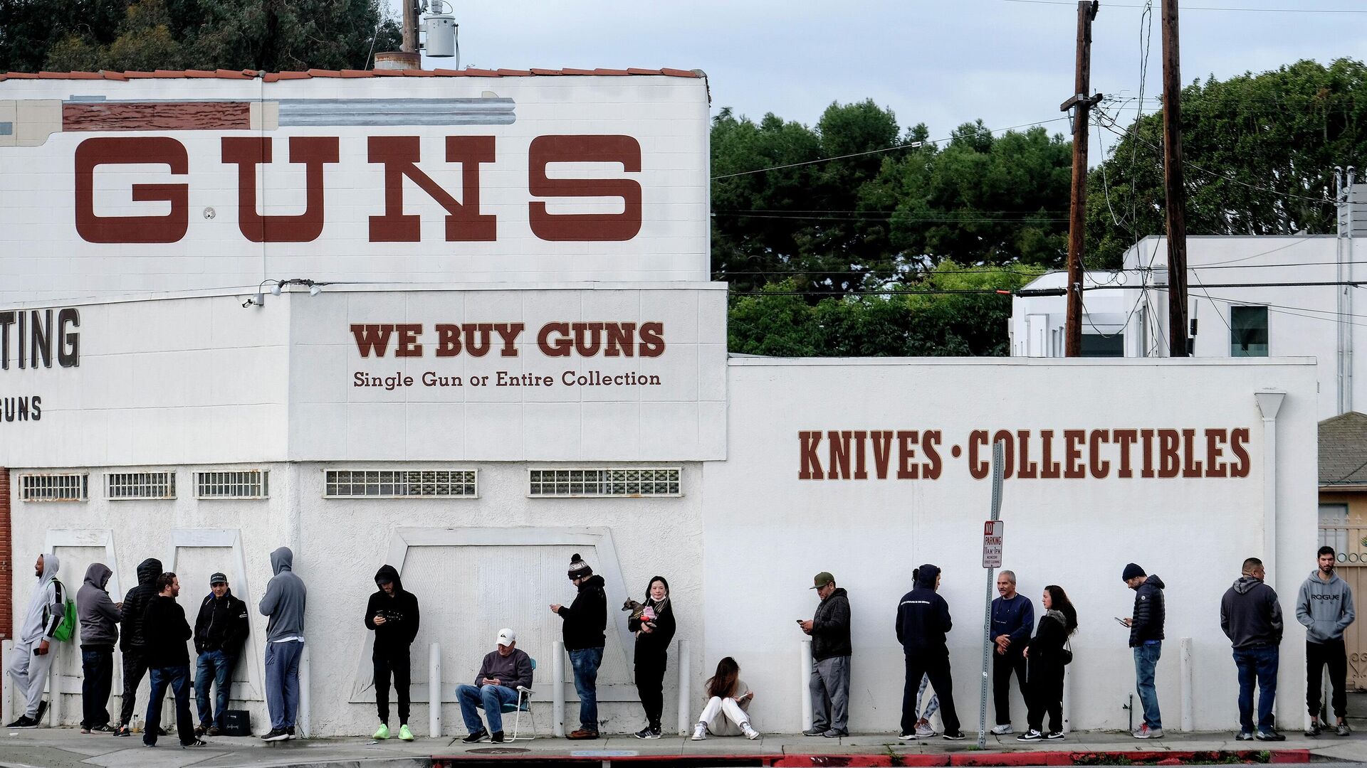 FILE - In this March 15, 2020 file photo people wait in a line to enter a gun store in Culver City, Calif. The man who shot and killed four people this week at a Tulsa, Okla., hospital bought his AR-style semiautomatic rifle just hours before he began the killing spree. That would not have been possible in Washington and a half dozen other states that have waiting periods of days or even more than a week before people can take possession of such weapons. (AP Photo/Ringo H.W. Chiu, File) - Sputnik International, 1920, 22.06.2022