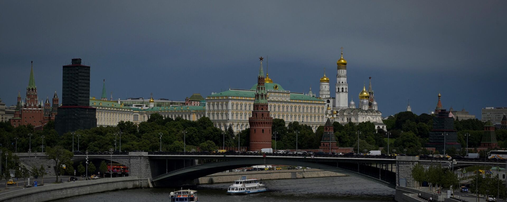 Boats sail on the Moskva river as dark rain clouds loom over the Kremlin in central Moscow on June 17, 2022. - Sputnik International, 1920, 23.06.2022