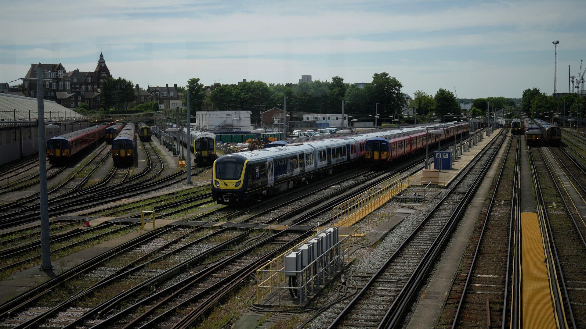 Trains parked at Clapham Junction railway station, in London, Tuesday, June 21, 2022 - Sputnik International, 1920, 23.06.2022