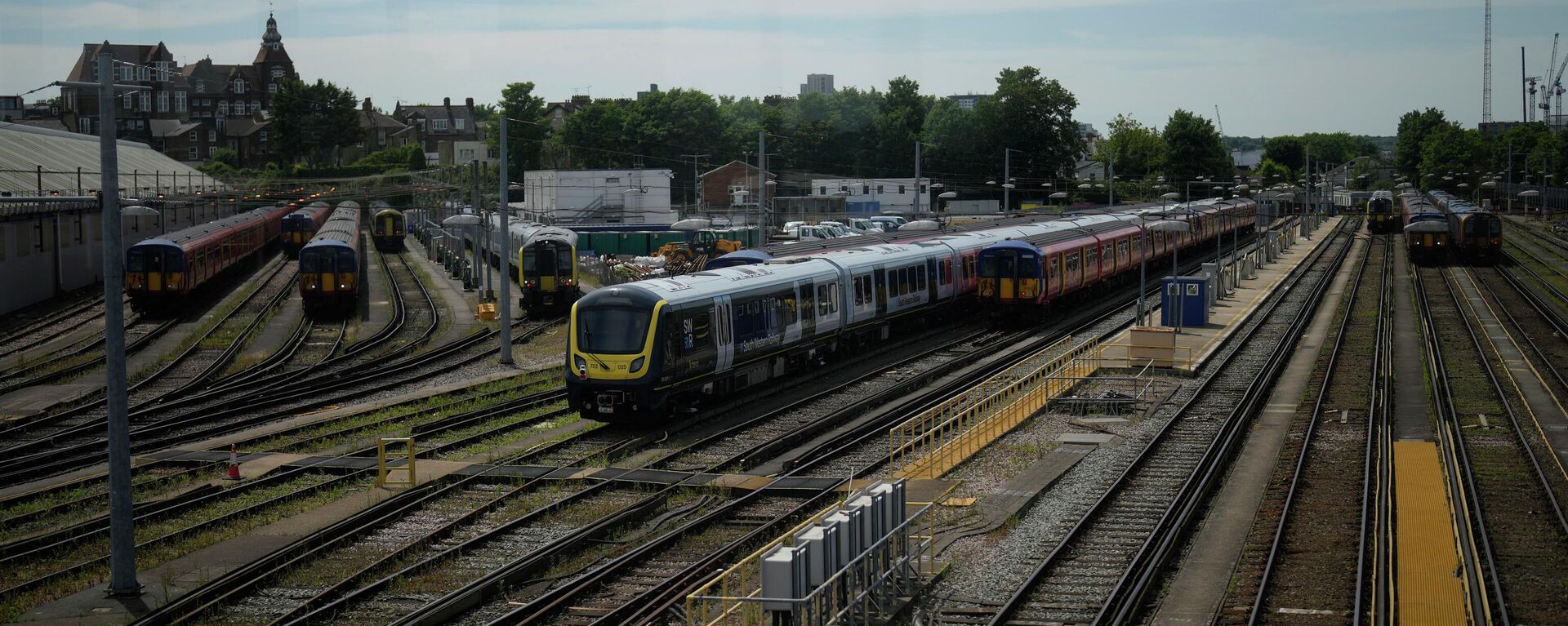 Trains parked at Clapham Junction railway station, in London, Tuesday, June 21, 2022 - Sputnik International, 1920, 23.06.2022