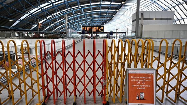 The Waterloo Station remains closed in London on June 21, 2022 as the biggest rail strike in over 30 years hits the UK - Sputnik International